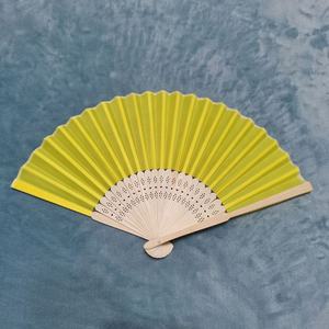 Vente en gros pas cher Sculpté Love Design 21cm Ventilateur à main pliant en bambou pour cadeau promotionnel de mariage - Product Image 6