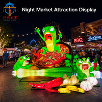 Sculpture de lanterne géante personnalisée en forme de grenouille de dessin animé en soie, avec éclairage LED lumineux pour parc à thème