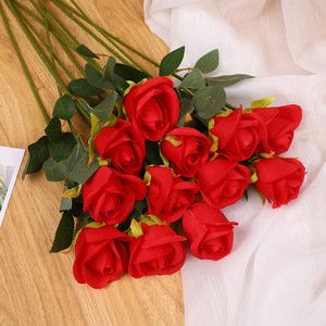 Ramo de Rosas Artificiales de 47 cm, Flor de Seda y Plástico Roja, Alta Simulación, Decoración para el Hogar, Decoración para Bodas - Product Image 1