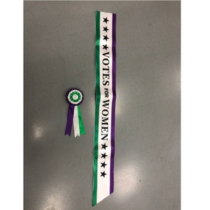 Kit de Disfraz de Suffragista Victoriana de 180 cm con Cinta 'Votos para las Mujeres' y Roseta, 100% Poliéster, Temática de Derechos de la Mujer, Día Mundial del Libro, para Adultos - Product Image 1