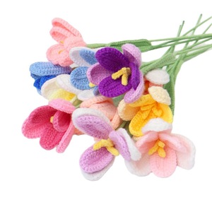 Fleur artificielle de tulipe à dégradé de couleurs, faite à la main, fleurs en laine tricotée, cadeau pour la Saint-Valentin et la fête des enseignants. - Product Image 5