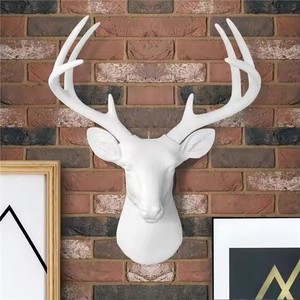 رأس غزلان صناعي عتيق, رأس غزلان صناعي من طراز قديم باللون الأبيض مثبت على الحائط مع قرون - Product Image 2