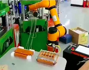 Robots Colaborativos Realizan las Funciones de Carga y Descarga de Tornos, Fresadoras y Máquinas Herramienta CNC - Product Image 6