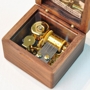 กล่องดนตรีไม้ขายส่ง ใส่รูปได้ กลไกซันเคียวสีทอง สามารถสลักโลโก้ได้หากต้องการ มีเพลงให้เลือกหลายร้อยเพลง - Product Image 2