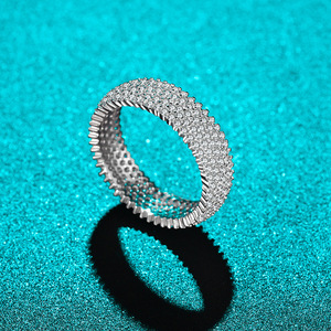 Anillo de Moissanita de 6.5mm de Ancho con Patrón de Neumático, Color D, Plata de Ley 925, Seguro para la Piel, Joyería de Moda para Mujer - Product Image 3