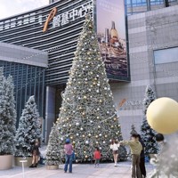 4/5/6/8 Meter große, im Rahmen aufgestellte, im Freien leuchtende, rosa LED-Weihnachtsdekoration, riesige Einkaufszentrumsdekoration, großer Weihnachtsbaum
