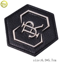 Logo en relief personnalisé Patch Design cuir noir Jeans métal lettre étiquette insigne pour vêtements