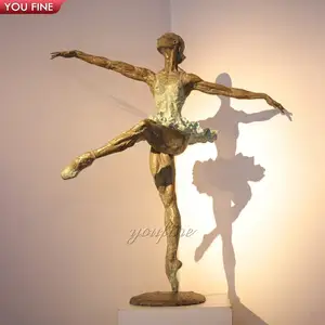 真人大小的青铜芭蕾舞演员雕像