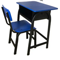 Élèves du primaire cours de formation scolaire cram école garde cours de tutorat étudiants bureaux et chaises simples
