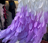 Tissu en dentelle à franges et pompons en plumes ombrées blanc lavande pour robe de mariée, robe de soirée, costume de scène