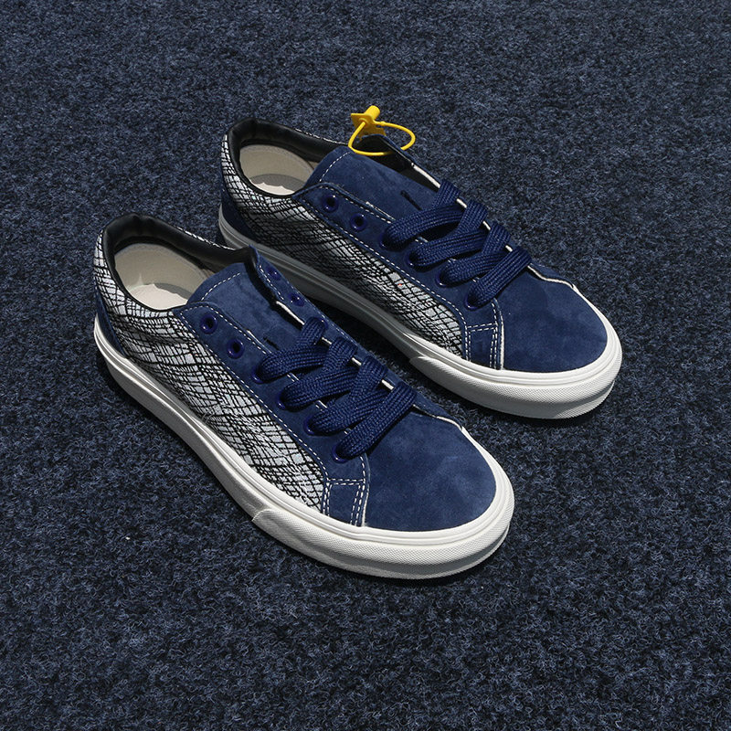 Chaussures tendance avec coutures bleu marine.
