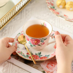 <span class=keywords><strong>Set</strong></span> da tè completo <span class=keywords><strong>Vintage</strong></span> con stampa di Rose decalcomania fiorita porcellana ceramica oro bordo tazza da tè con piattino - Product Image 2