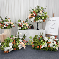Arrangement floral artificiel dégradé vert, blanc et orange, style tropical, décoration florale pour fond de mariage