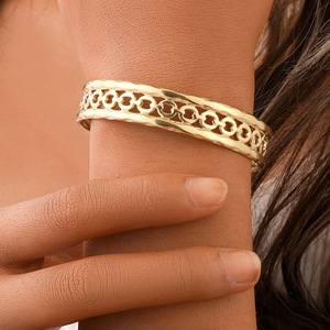 Brazalete de Acero Inoxidable Chapado en Oro de 18K con Diseño Hueco Moderno para Mujer, Estilo Árabe Saudí/Dubái, Ideal para Aniversario - Product Image 2