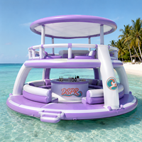 Île aquatique gonflable commerciale avec canapé lounge, comptoir de bar et parasol pour la location en resort, la plage et l'utilisation extérieure