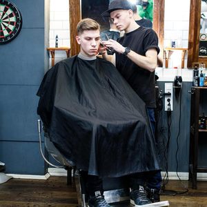 ผ้าคลุมตัดผมสีดำกันน้ำ ทำจากโพลีเอสเตอร์ สำหรับช่างตัดผม ปรับขนาดได้ด้วยยางยืด เหมาะสำหรับผู้ชายและผู้หญิง - Product Image 5