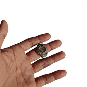 Anillo de macramé gris con centro de moneda, joyería boho hecha a mano, venta al por mayor - Product Image 1