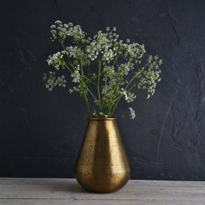 Vase à fleurs en laiton antique gravé à la main – Récipient floral indien vintage pour importateurs d'artisanat patrimonial et boutiques spécialisées - Product Image 1