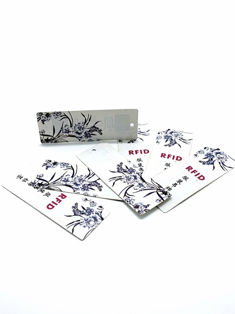 Custom NFC RFID Hang Tags Clothing Paper Tags ISO14443A 860-960MHz UCODE9 Textile Labels for T-shirts