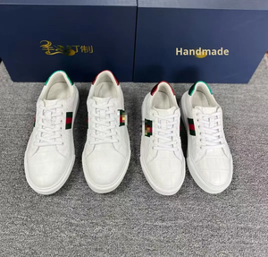 Baskets blanches à lacets en cuir de crocodile 100 % avec semelle intermédiaire en caoutchouc, style sportif, pour couples, confortables, résistantes et tendance - Product Image 1