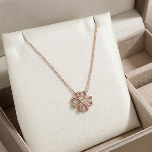 ผู้ผลิตขายส่งยอดนิยม ส่งออกเครื่องประดับรูปใบโคลเวอร์สี่แฉก ทองคำแท้ 18K โรสโกลด์ ประดับเพชรแท้ธรรมชาติ สร้อยคอจี้ - Product Image 1