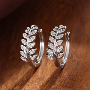 Elegantes Pendientes Huggie con Diseño de Hoja y Rama para Mujer, Inspirados en Flores, con Incrustaciones Brillantes, Joyería para la Oreja, Accesorios de Uso Diario - Product Image 1
