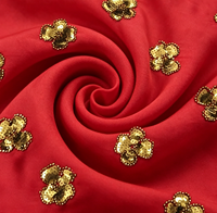 Tissu satiné rouge mat vibrant avec broderie de sequins et perles dorées pour tenues de cérémonie pour garçons et robes de soirée/Qipaos