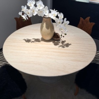 Table à manger ronde moderne haut de gamme en or avec plateau en pierre, pieds en bois massif, style contemporain et luxueux pour salle à manger