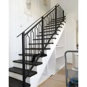 A escada moderna luxuosa personalizada que trilha o ferro interno escada os estilos múltiplos disponíveis