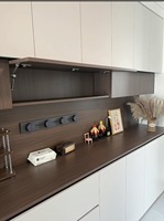 Buffet moderne, armoire de rangement en bois sur mesure avec éclairage LED et porte vitrée pour salle à manger