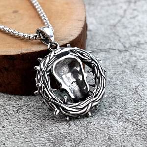 Colgante de calavera de acero inoxidable con corona de espinas, collar de estilo punk para hombre, joyería de moda, regalo para combinar con ropa - Product Image 3