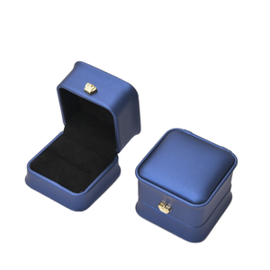 กล่องใส่เครื่องประดับหนัง PU หรูหรา รูปทรงสี่เหลี่ยมผืนผ้า สำหรับเก็บแหวนเพชร พร้อมจี้รูปมงกุฎ  รับทำโลโก้ตามสั่ง  ลดราคาพิเศษ - Product Image 3
