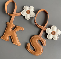 Charme de sac en cuir avec lettre et fleur mignons, porte-clés en cuir fait à la main, lettres colorées, charmes de sac en cuir, accessoires de sac, cadeau pour elle