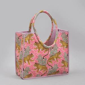 Sac fourre-tout matelassé en coton imprimé à la main : Sac de plage floral - Product Image 5