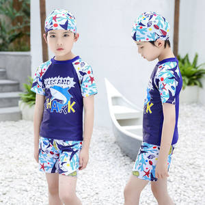 Conjunto de traje de baño para niños con estampado de tiburones, traje de baño de secado rápido para niños de 3 a 15 años con gorro y pantalones cortos - Product Image 1