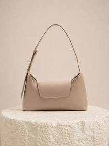 Bolso de Hombro Tipo Media Luna Color Taupe para Mujer, Minimalista, de Cuero Genuino, con Solapa, Correa Individual Suave - Product Image 1