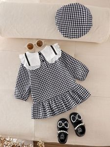 Ensemble deux pièces décontracté et élégant pour bébé <span class=keywords><strong>fille</strong></span>, collection printemps-automne 2026 : Robe à col en dentelle au crochet et béret assorti, style vintage, idéal pour le quotidien (ODM) - Product Image 2