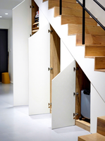 Armoire de rangement moderne blanche pour escalier duplex, design sans poignée à ouverture par pression, porte à charnières sous les escaliers, meuble de maison