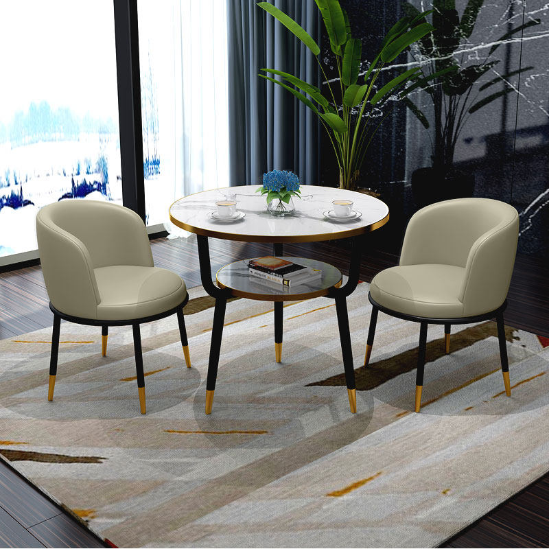 Tavolo bianco sporco e due sedie