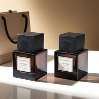 Flacons de parfum carrés de luxe en verre coloré avec couvercle, capacités 30ml et 50ml, tête de pulvérisation transparente avec boîte et sac d'emballage