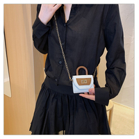 Sac à main mini en PU à poignée supérieure avec fermoir rotatif, rabat trapézoïdal et bandoulière chaîne amovible pour femmes, idéal pour les tenues quotidiennes et les soirées
