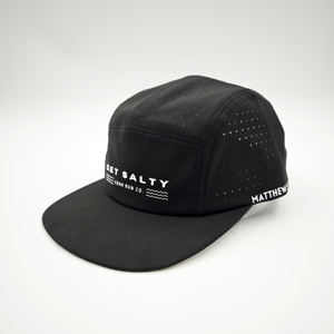 Casquette de sport d'extérieur imperméable en coton 100% à 5 panneaux en maille avec cordon de serrage, fermeture snapback et design triangulaire perforé au laser - Product Image 1