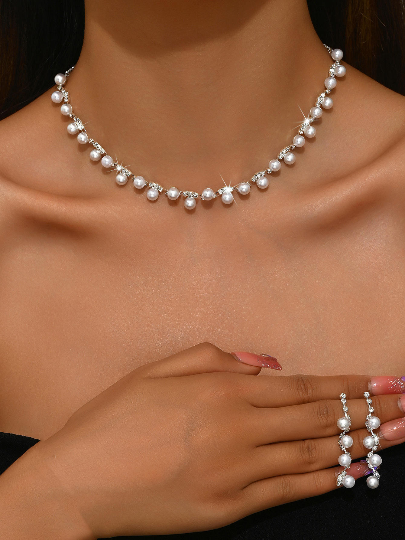 ชุดต่างหูสร้อยคอและสร้อยข้อมือผู้หญิง