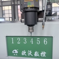 Machine de perçage et de fraisage CNC à profil en alliage d'aluminium OUWO 380V 3200mm avec table inclinable pour la fabrication de fenêtres et de portes