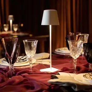 Lampe rechargeable directe d'usine Lampe de table à LED dimmable à trois modes pour la décoration de salle de restaurant d'hôtel