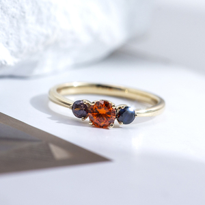 Anillo de Oro 9K con Tres Piedras de Zafiro de Laboratorio en Forma Redonda, Joyería Messi MSR-1641 - Product Image 2