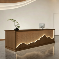 Bureau d'accueil moderne en bois sur mesure avec éclairage LED en forme de montagne pour hall d'hôtel et centre de spa
