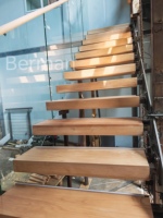 Escalier flottant en acier sur mesure, marches en bois, balustrade en verre, escalier en bois, main courante en bois