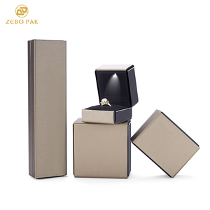 Scatola per Gioielli Zebo con Luce LED, Piccola Scatola Rettangolare di Lusso in Pelle PU per Anelli con Imballaggio in Velluto - Product Image 5