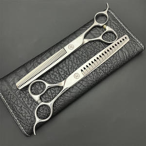 กรรไกรตัดแต่งขนสัตว์เลี้ยง Y7 ขนาด 7 นิ้ว ด้ามจับตรงทำจากสแตนเลส สำหรับตัดแต่งขนสุนัข กรรไกรซอยขน ดีไซน์ลายก้างปลา - Product Image 5